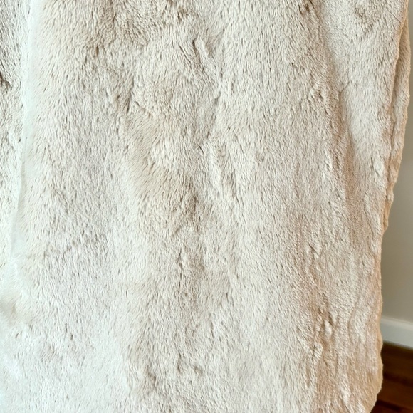 EIGHTY SIX CREAM FAUX FUR VEST, Size L Very soft & expensive looking! $24 - Picture 5 of 5